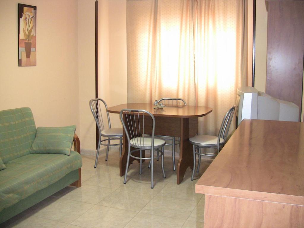 Apartahotel Los Hermanos Ocaña Стая снимка