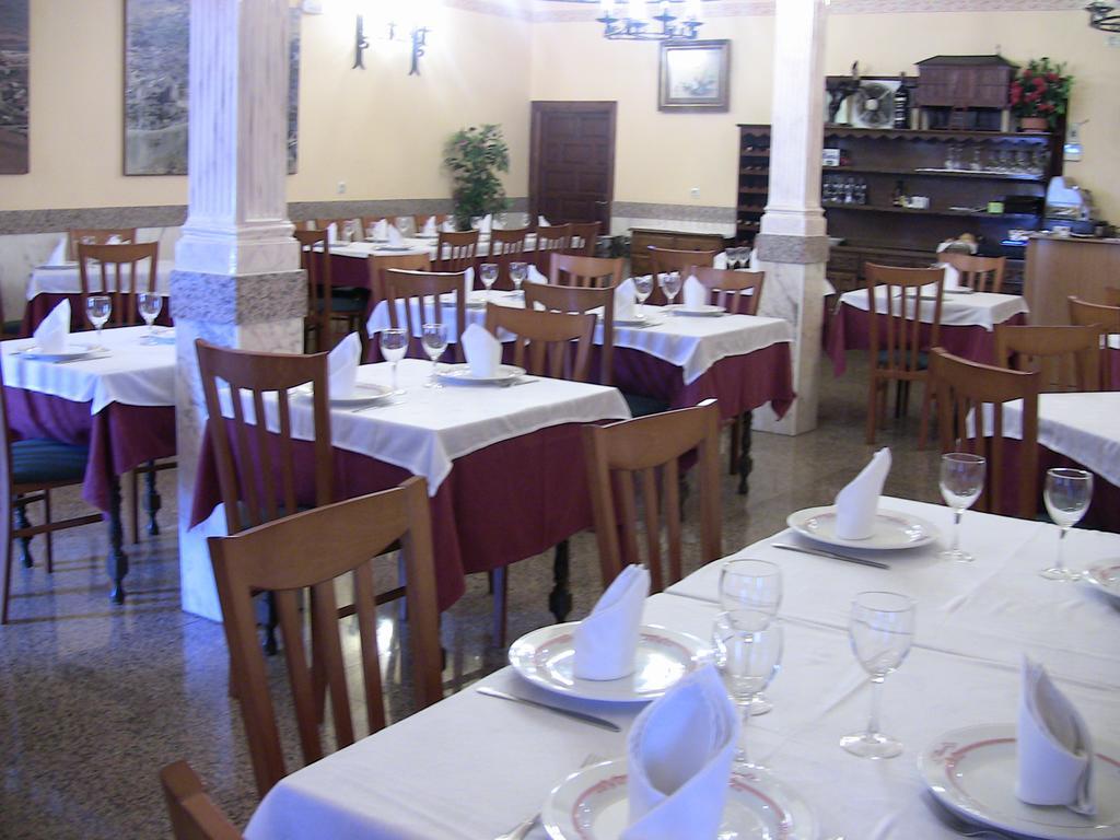Apartahotel Los Hermanos Ocaña Екстериор снимка