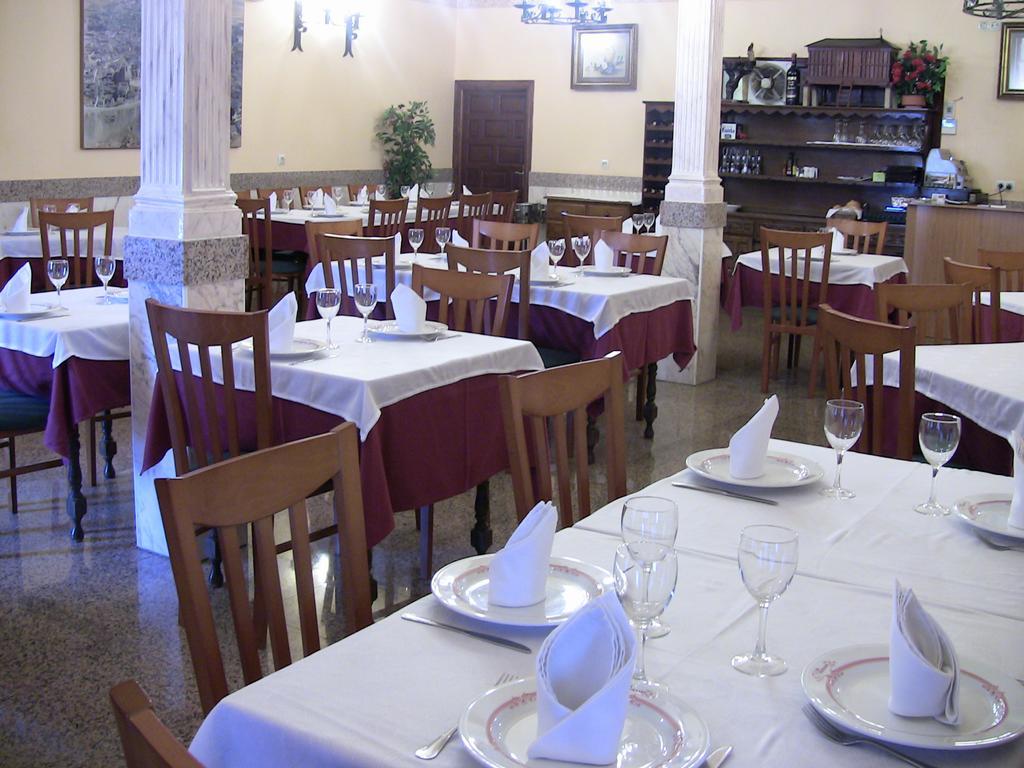 Apartahotel Los Hermanos Ocaña Екстериор снимка